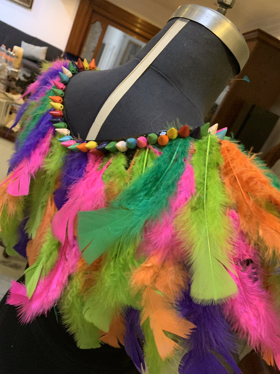 PLFASHION's tweet photo. #DIY Los invitó a crear cuellos de plumas en esta cuarentena si haces alguno compártemelo https://t.co/humcy71LkM