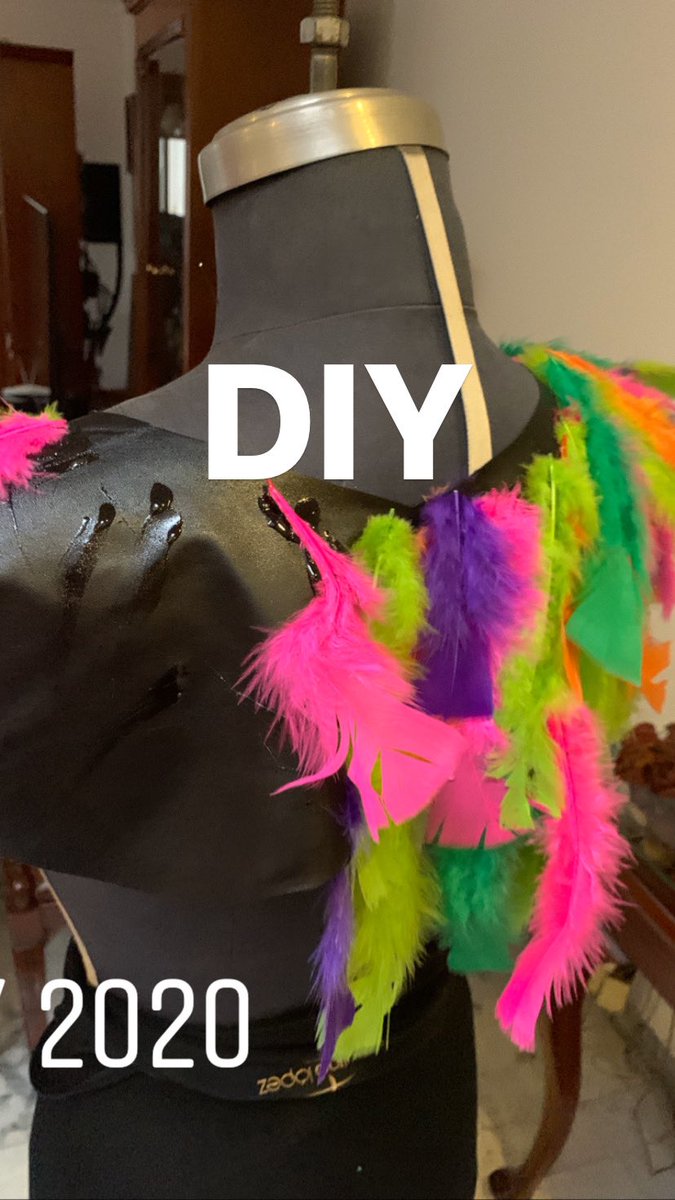 PLFASHION's tweet photo. #DIY Los invitó a crear cuellos de plumas en esta cuarentena si haces alguno compártemelo https://t.co/humcy71LkM