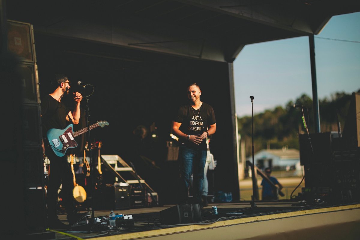 ryanrobinette's tweet photo. 😂Did I mention I miss this?! FAVORITE concert you have been to (any genre)? 
°
°
°
°
#countrymusic #country #samhunt #ryanrobinette #countryconcert #nashville #spreadlove #justakidfromohio #justakidfromsenecaville https://t.co/yzU38wcWlx