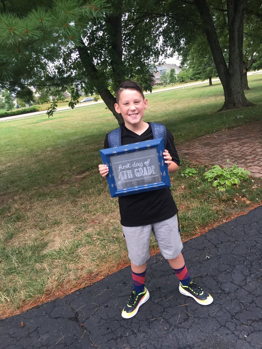Lindsayjgilbert's tweet photo. #firstdayoffourthgrade #smokyrowathome #ccsgoesvirtual https://t.co/8WyYjrpYk7