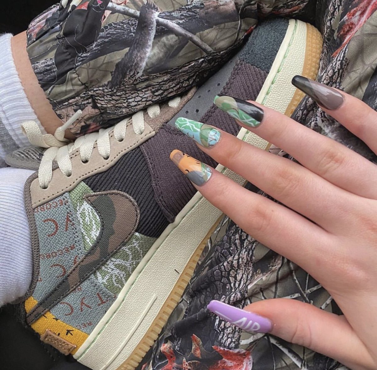 @beckdeep with the  🔥🔥🔥 and @iceylana snapped on the nails 😍
#travisscott #nicekicks #nike #cactusjack #hypebae #streetwear #fashion #nails #laflame #customnails #nikechicks #chickswithkicks #streetheat #chicago #la #newyork #london #houston #rager #Fys #docks #thedocksmag