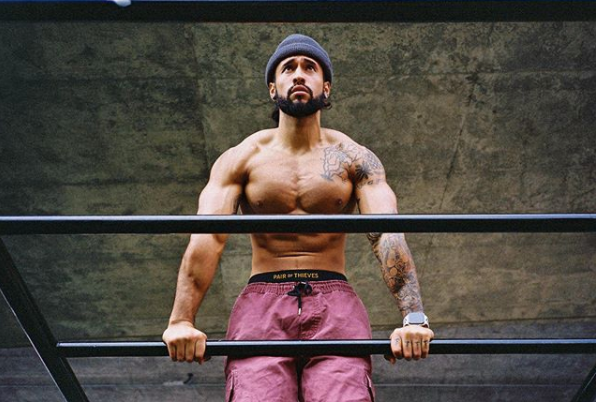 PairofThieves's tweet photo. Swole-patrol captain and friend @andoni_lekue told us his usual gym routine includes blasting quads, maxing out glutes and slamming pogs.
#readyforeverything #sneakyperformance https://t.co/oweoTihR3A