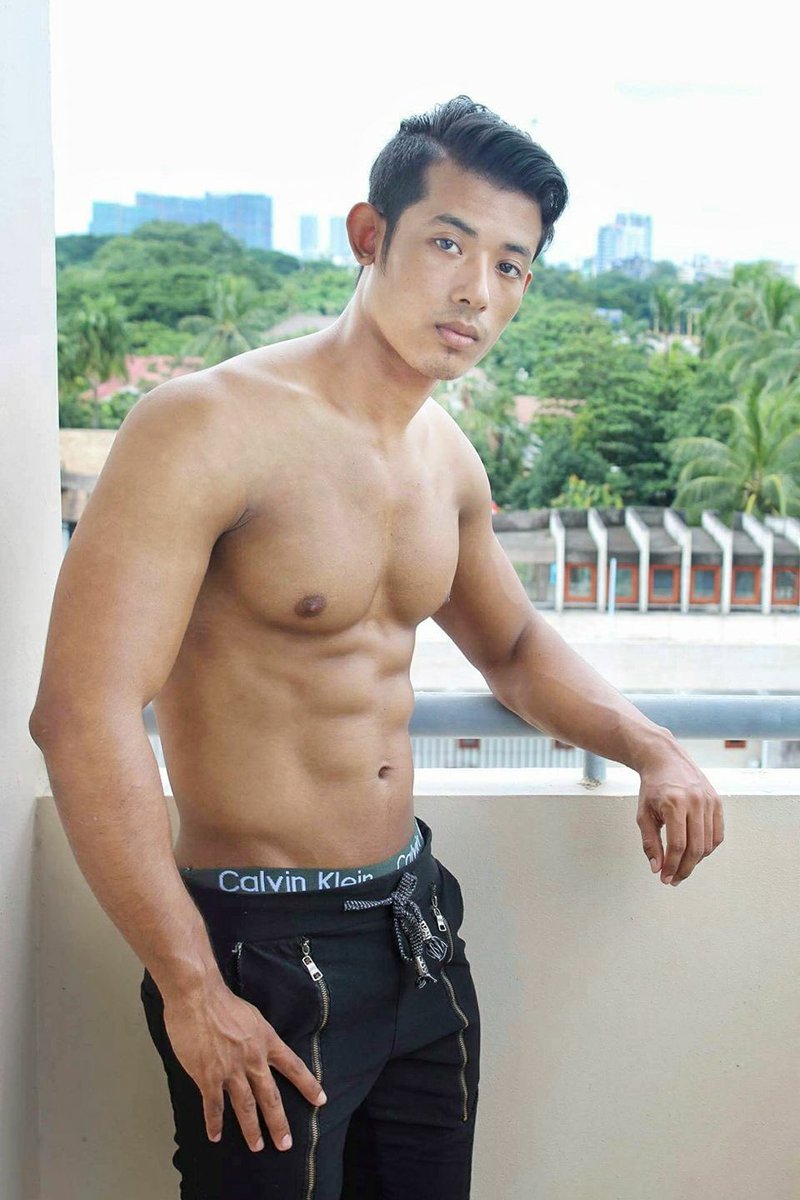 MyanmarCele9's tweet photo. လီးက အေပၚကို မတ္ေတာင္ေနတာပဲ
ဒီ Gym Trainer ႀကီးကိုေရာ သိၾကလား 
နာမည္ေျပာၿပီး Retweet သြား 
ပုံေတြ အမ်ားႀကီး ထပ္လာမယ္ https://t.co/wvS9cEgjTv