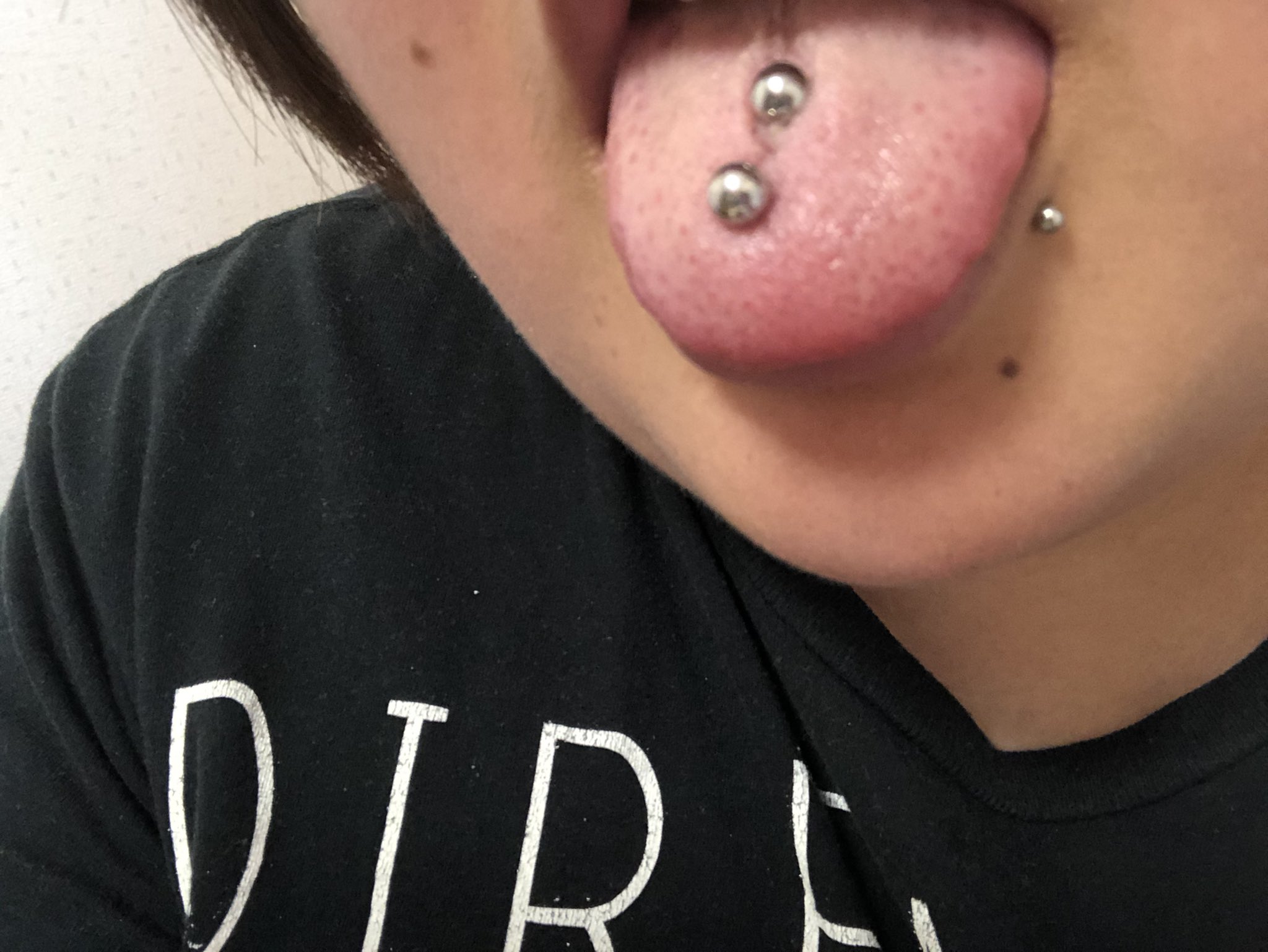 やったーーー 舌ピアス2個目あけたーーー ちょっとずれたけどセルフなのでご愛敬だし 口の中だから見えることないしokってことでー ニードル使い慣れてきた感ある あとほんの少し先端側にあけたかったから 位置としても満足だよ嬉しい