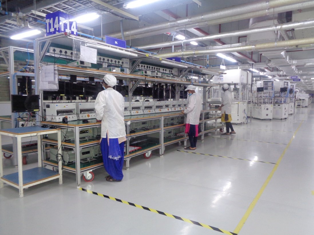 manukumarjain's tweet photo. Our incredible factory team has restarted manufacturing high quality products, while following social distance &amp; all precautions. 🙏

👩‍🔧 35,000 workforce
🚺 95% women
🏭 99% phones #MadeInIndia
📱 65% value locally mfg

Super proud of this team.

#Xiaomi ❤️ #India 🇮🇳 #MakeInIndia https://t.co/JXnITlY94M