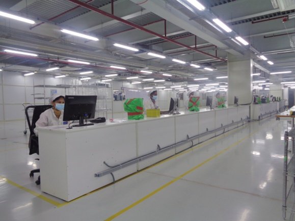 manukumarjain's tweet photo. Our incredible factory team has restarted manufacturing high quality products, while following social distance &amp; all precautions. 🙏

👩‍🔧 35,000 workforce
🚺 95% women
🏭 99% phones #MadeInIndia
📱 65% value locally mfg

Super proud of this team.

#Xiaomi ❤️ #India 🇮🇳 #MakeInIndia https://t.co/JXnITlY94M