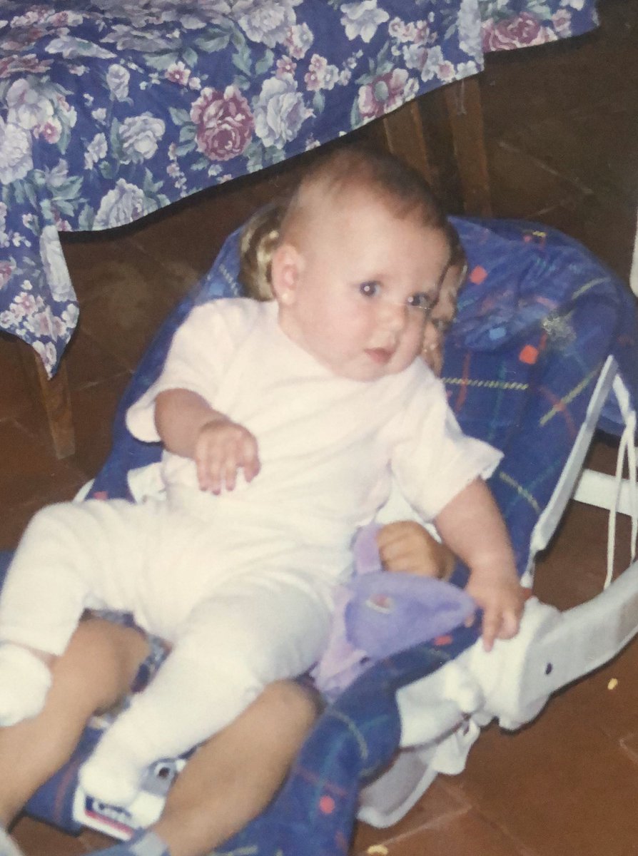 camibutti13's tweet photo. Cuando era bebé los adultos no me podían dejar sola un segundo porque Guido creía que tenía 15 años más que yo y me sacaba de donde este para agarrarme a upa. Una de las tantas veces que se descuidaron sucedió esto. 
No se como, pero mis viejos juran que eso lo hizo solo. https://t.co/9GQNKqub2I
