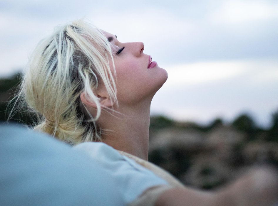 amazonmusic's tweet photo. It's true what they say... April showers bring May flowers 🤗 Listen to @katyperry's brand-new song #Daisies now 🌻🎧🌻: https://t.co/e7GFyVLZtw https://t.co/QH63bHY9z7