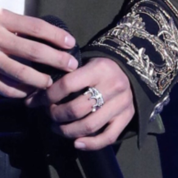 这不就…还说这戒指真的是8⃣️不出是什么款，反正是定制的
#bjyx
#博君一肖