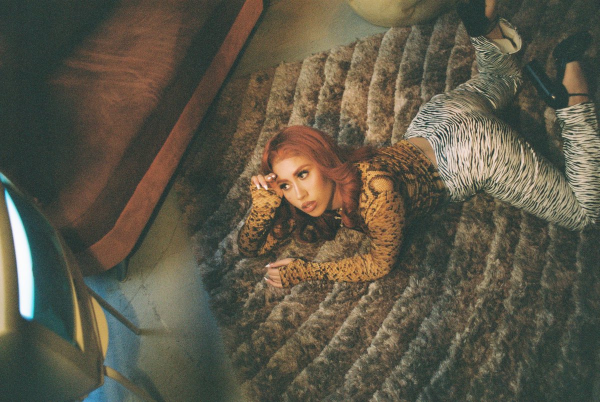 TendenciasEH's tweet photo. #Entrevista | #ToFeelAlive, un regalo único de @KALIUCHIS para sus fans, por @willyvarelap https://t.co/YCPQn7I1yy https://t.co/6YWSVcR1IU