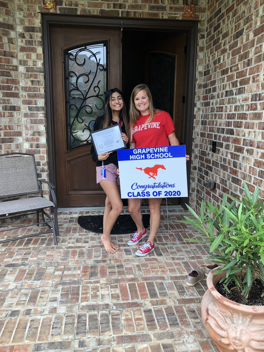 MrsPro22's tweet photo. Senior sign delivery to some of Grapevine’s best! Hard to believe your 4 years have come and gone (almost), &amp; so many cheers (&amp; a few tears) to celebrate the accomplishments you have achieved during that time. We are so proud of you! The best is yet to come for these 4!!💙💙💙💙 https://t.co/dDdCHybiy5