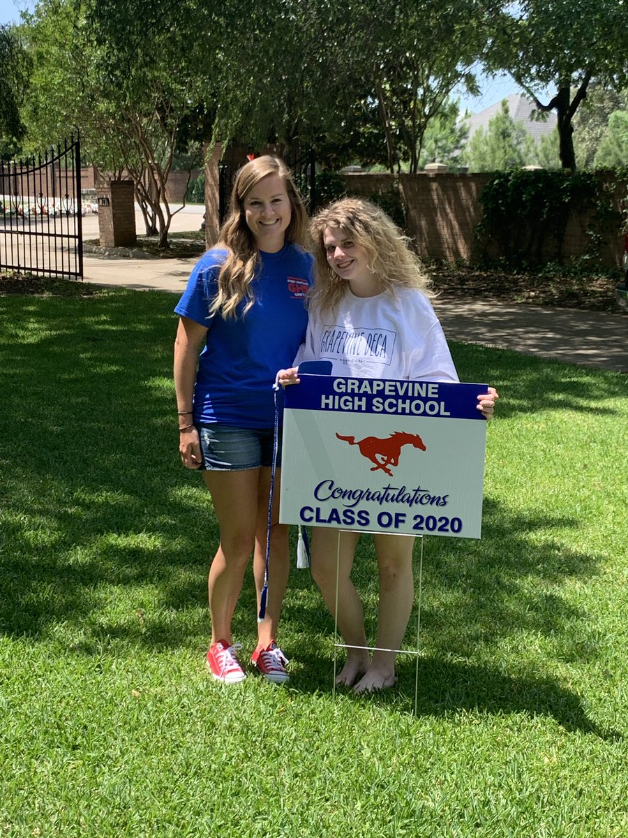 MrsPro22's tweet photo. Senior sign delivery to some of Grapevine’s best! Hard to believe your 4 years have come and gone (almost), &amp; so many cheers (&amp; a few tears) to celebrate the accomplishments you have achieved during that time. We are so proud of you! The best is yet to come for these 4!!💙💙💙💙 https://t.co/dDdCHybiy5