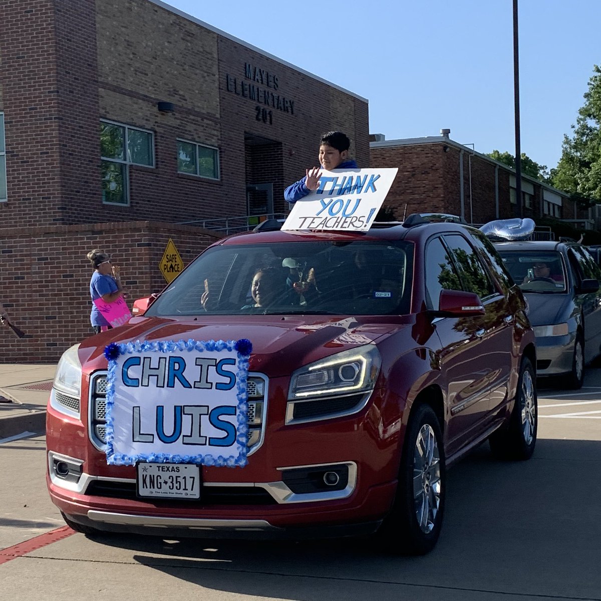 DISDDirector's tweet photo. Wow! What a FUN event! Love the way teachers are celebrating students! 💙 https://t.co/5XMNA84abW