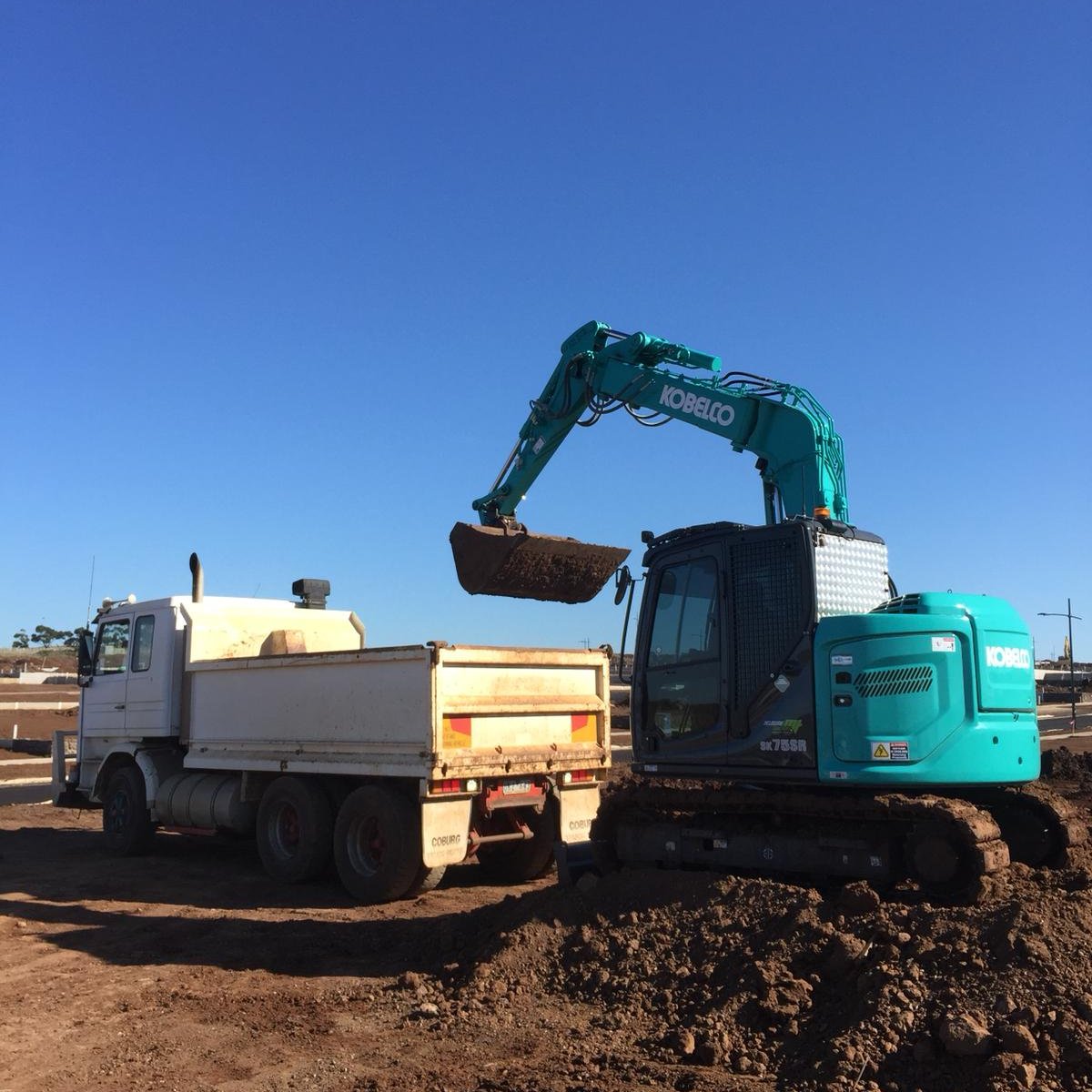 MelbTractors's tweet photo. Another day, another dig! #kobelco #kenbuiltbuckets
β.
β.
#earthmoving #victoria #diggingforaliving #kobelcoaustralia #machinery #earthworks #equipment #melbournetractors #excavator #mudbucket #dirt #truck #victoria #operator #tradielife https://t.co/jQrSRHSkEL
