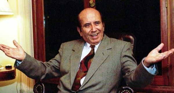VzlaYes's tweet photo. ¿Que paso amiguito? En 1989 se arrecharon conmigo, saquearon y crearon disturbios por alzar la gasolina y ahora se someten a Maduro y les pagan 20$ a las mafias por 15 litros de gasolina

#SinGasolinaArrechateYA https://t.co/HDFoIHxnh9