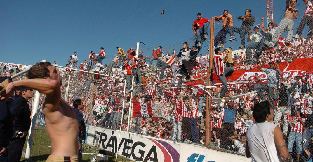 goles_instituto's tweet photo. Este @wanchopeabila9 subido al alambrado pidiendo una camiseta a los jugadores es lo mejor que vas a ver en el dia https://t.co/gwh8C7xudG