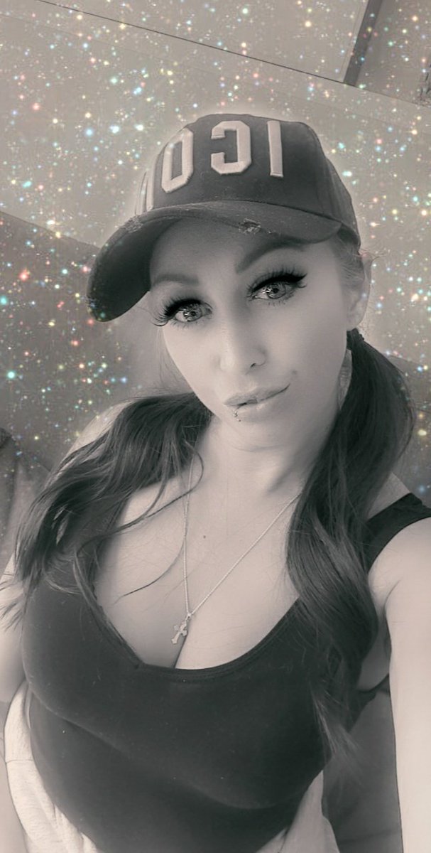jennypocket4's tweet photo. snapchat filters are so useful for covering nervous breakdowns #LifeHacks https://t.co/0akyWdH4sV