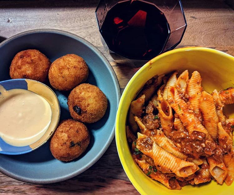 "Crab arancini, bolognese, and double negroni for the win 😋" - 📷: @stefanietu ...all available for delivery and pickup, including that negroni 🥃