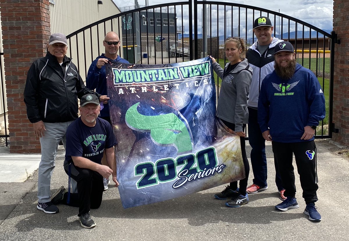 MAVS Spring Sport Coaches handed out something special today for all our spring sport seniors who did not get a senior season.  Thank you to Bugs Backs for these amazing sublimated blankets.  <a href="/mountain_track/">Mountain View Track and Field</a> @MtnViewMavs <a href="/venmoliker16/">Sammy Christensen</a>. #HornsUp 🤘🏼