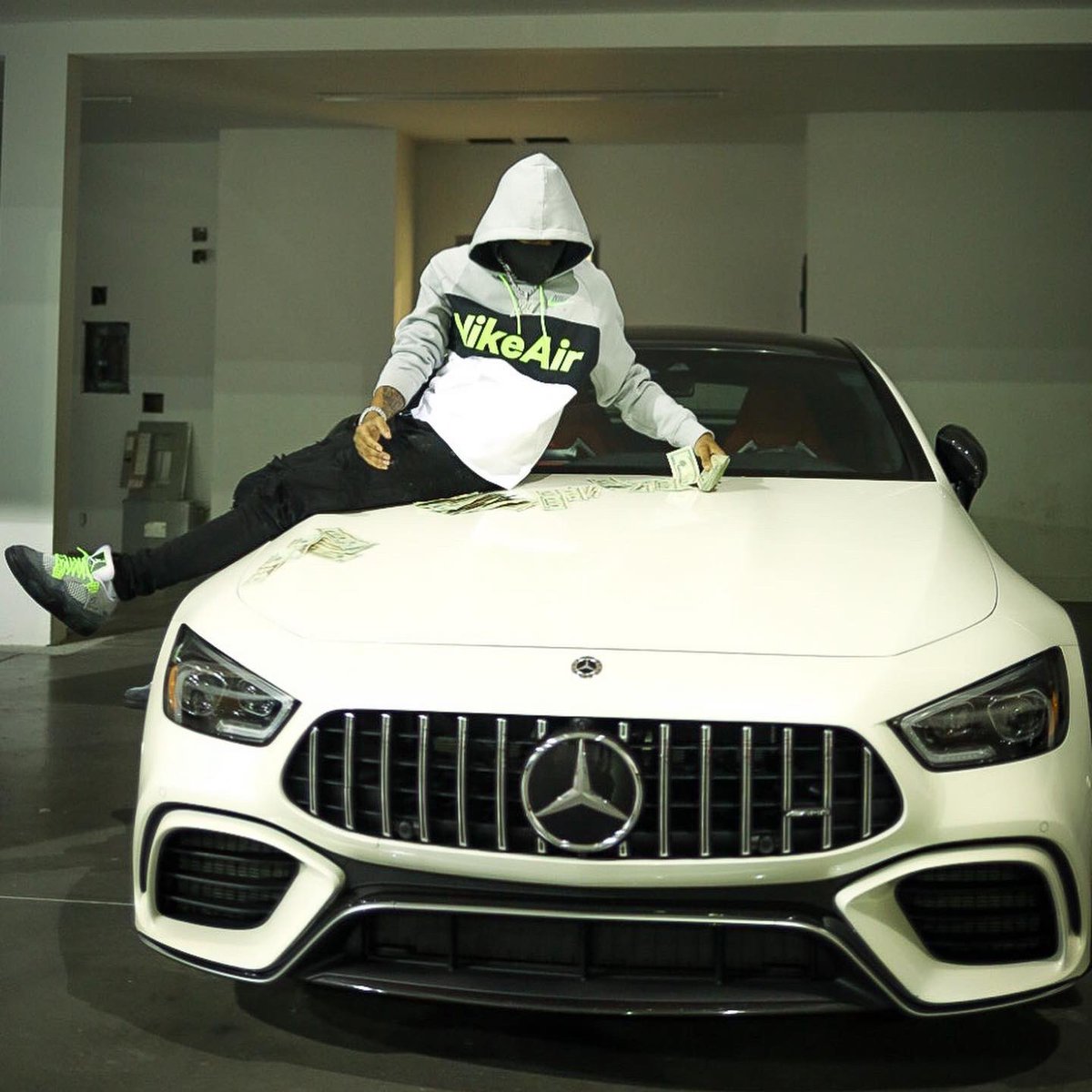 pooh_shiesty's tweet photo. I Know I Signed A Deal But I Be Still In Robbing Mode Too Many Bitches In My Phone Might Get To Blocking Hoes 😷🦠 https://t.co/35uxO2BlfJ