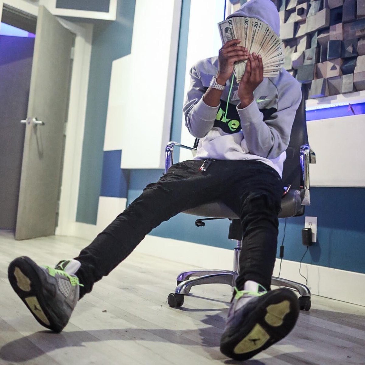 pooh_shiesty's tweet photo. I Know I Signed A Deal But I Be Still In Robbing Mode Too Many Bitches In My Phone Might Get To Blocking Hoes 😷🦠 https://t.co/35uxO2BlfJ