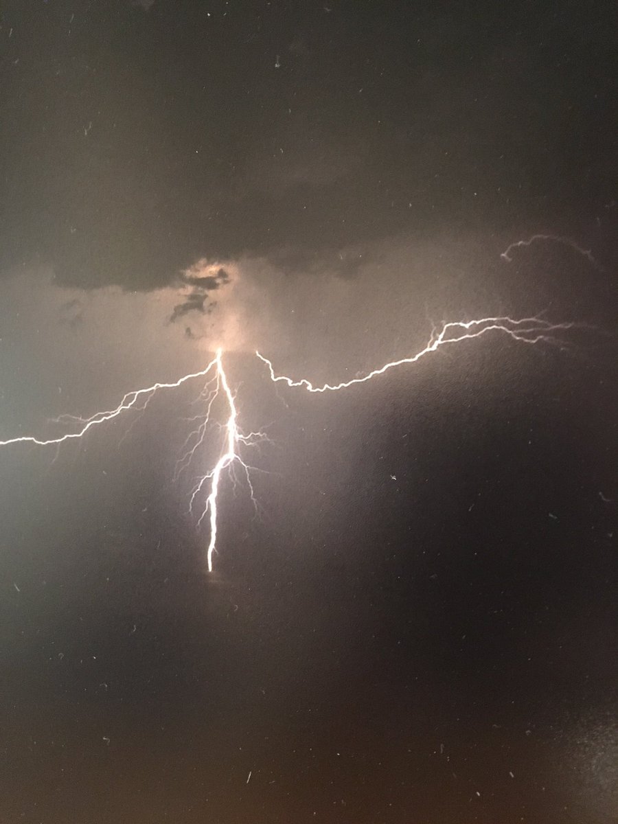 FraBaraghini's tweet photo. Avevo un amico che era super felice quando il meteo annunciava pioggia e temporali. Si appostava sul monte, di notte, e iniziava a fotografare i fulmini sul mare. Ancora oggi, mi domando perché non avesse mai paura. Come quella che ho io (...) #Milano https://t.co/t4noI50gQv