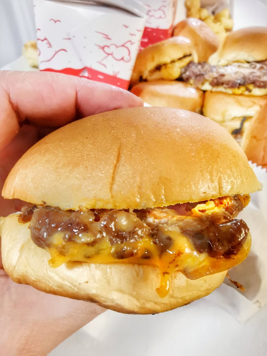 Carne🥩
Cebollas 🧅
Queso🧀
Pan de papa.🍞
Esta es la sencilla formula del joven  <a href="/danieldelaney/">Daniel Delaney</a>, chef nominado al premio James Beard, para crear deliciosas mini-hamburguesas🍔.  Los sliders y papitas estilo Tater Tots son las estrellas de su nuevo lugar Mr. Blanco's, en la Cuauh