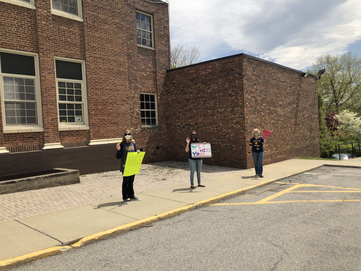 LauraCahill7's tweet image. The #SouthAveElem Drive The Loop was awesome! We loved seeing you all - from a distance 😷 🐾 🚗