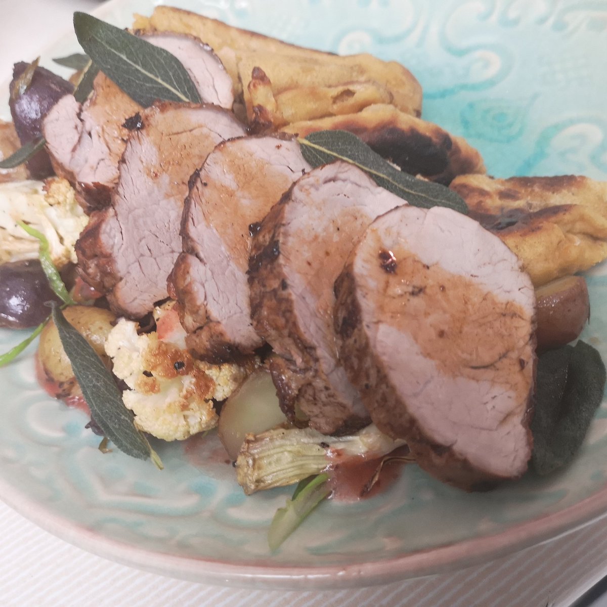 Thiccshxmxn's tweet photo. Pork tenderloin, brined in thyme and fennel pickling liquid, warm potato, sage and green apple warm salad, piri piri flatbread, cauliflower and fried sage. #homecooking #quarantinecooking #torontochefs #delicious #midtierhusbandmaterial https://t.co/gfIySasCXO
