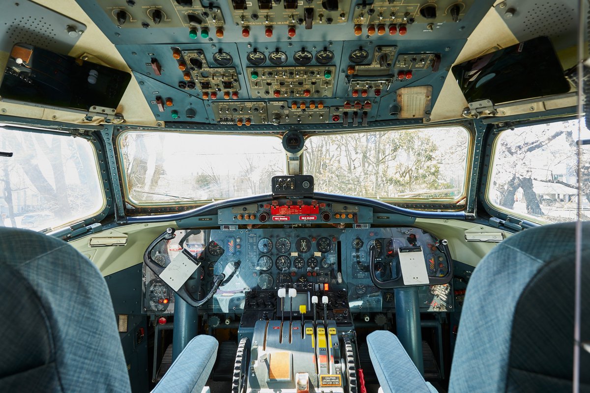 非売品 YS-11操縦室窓 コックピットウインドウ フロントガラス 航空機