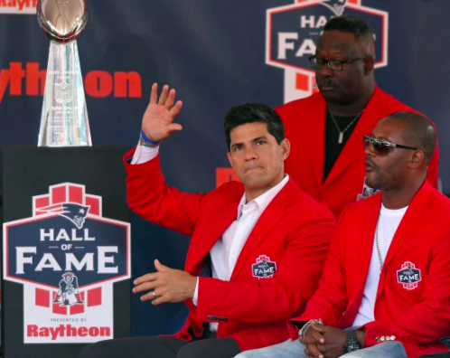 Dameshek's tweet photo. And for this honor, the Patriots - named after the colonial militiamen who earned a new nation by beating back the Redcoats - will provide Seymour with...a red coat. https://t.co/CLwNxSLIqE