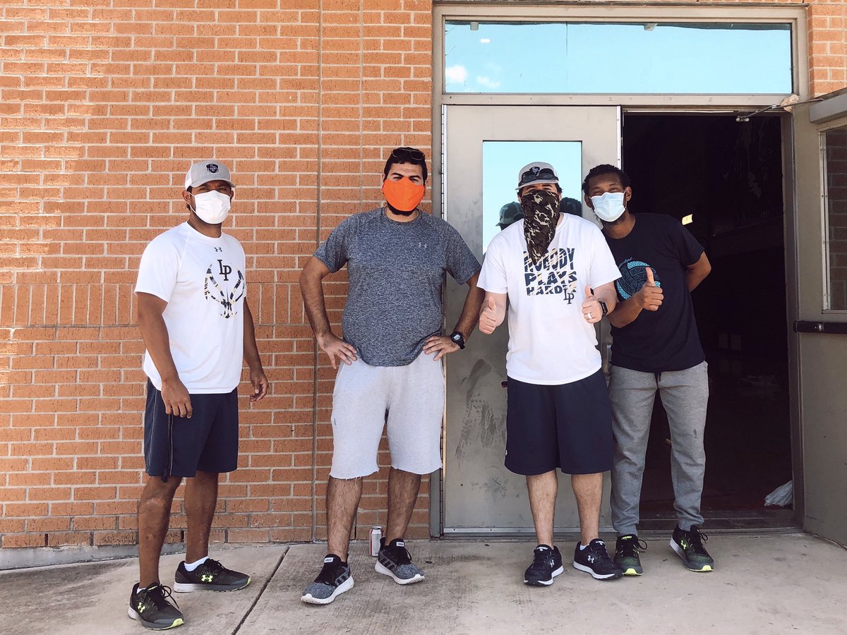 LopezMSPTA's tweet photo. Thank you to all Lopez staff for collecting, organizing and handing out student belongings over these last two days. It was so good to see your faces, albeit half covered. 😷 Check out our Facebook post for more pics! @LopezPanthers https://t.co/XnjE65yQRA