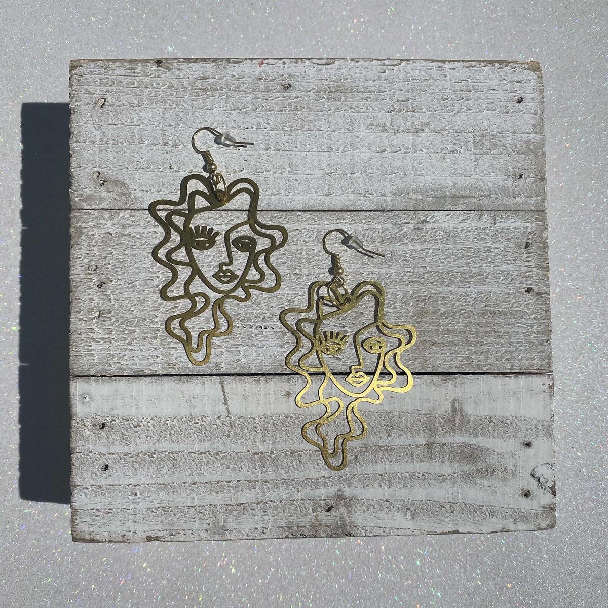 HoneysuckleHJ's tweet photo. She’s back!!! 😍 There are 5 pairs of curly haired babe earrings available in my Etsy Shop!! #brassearrings #supportsmallbusiness #supportwomanowned #handmadeearrings #polymerclayearrings https://t.co/d9Ot7O1JK1