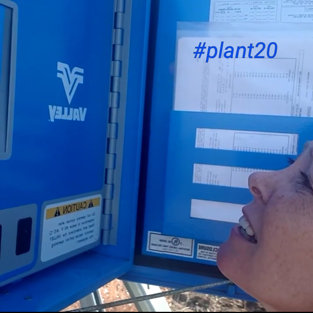 jadeballek's tweet photo. "It's easy", hubby says. Sure. 🤔 #Saskatchewanfarmlife #plant20 #pivotprincess https://t.co/rBYnmluvPa