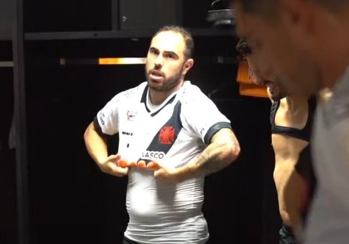Enquetedacolina's tweet photo. "Vai com camisa do Vasco de novo"?

Eu: https://t.co/NGAscl9l7S