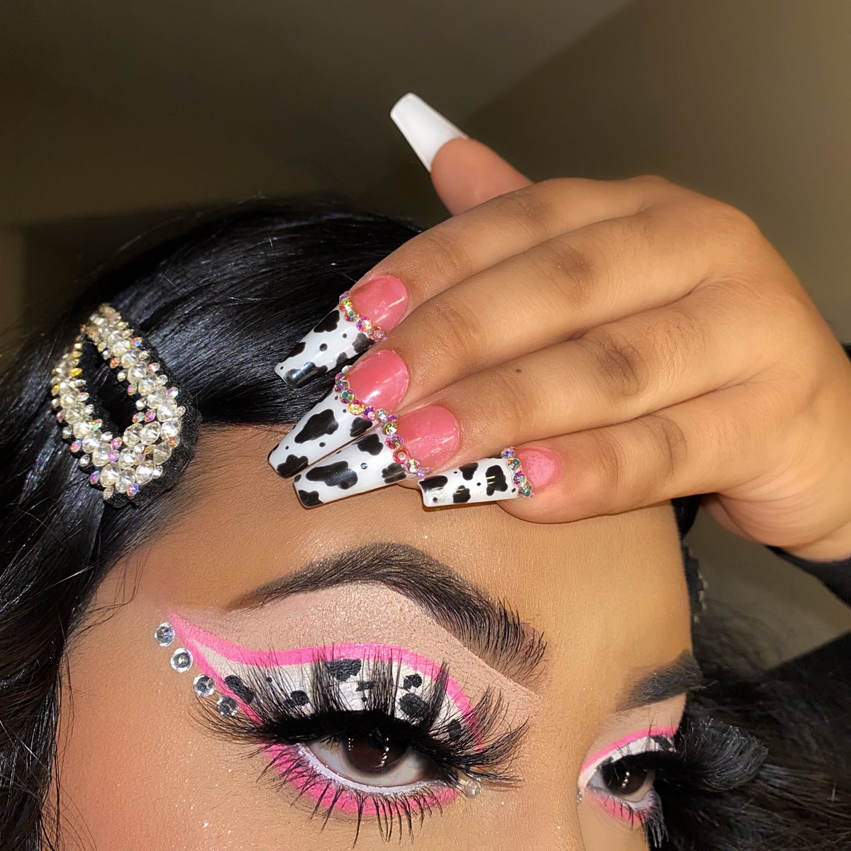 Go moooo 🐮🤍🖤💗
#dallasmua #mua #wakeupandmakeup #dallas #undiscoveredmuas #morphe #hudabeauty #houstonmua #anastasiabeverlyhills #explorepage #fortworthmua #dallasmakeupartist #dojocat #hudabeauty #makeup #explore #FentyBeauty #AnastasiaBeverlyHills