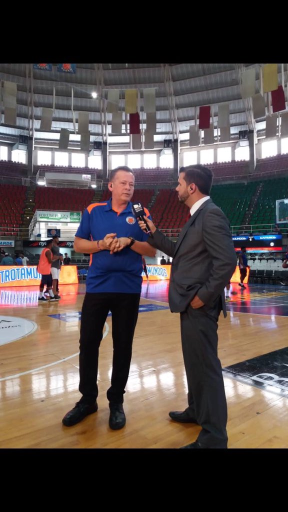 <a href="/fmonroy/">Fran Monroy Moret</a> <a href="/DIRECTVSportsVE/">DIRECTV Sports VE</a> <a href="/AlfonsoAlvarezD/">PONTY</a> #TBTDIRECTV bueno, este fue en el primer juego que comenté en Directv. Trotamundos vs Gaiteros en el fórum. Narraba el caballete que escuchaba por radio de niño en el circuito del Magallanes, <a href="/carlitosfeo19/">Carlos Feo</a>