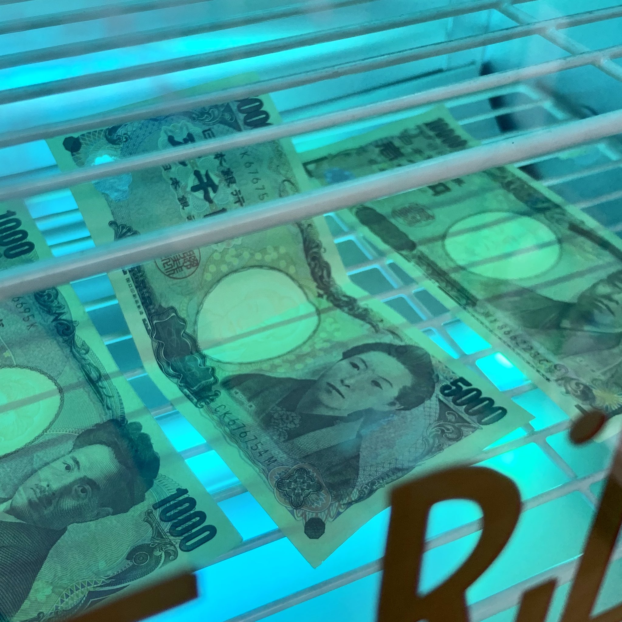 トモ氷削 とも ひょうさく Tomo3210 出所が分からない汚いお金も 指舐めした汚いお金も浄化します 紫外線消毒器 かき氷の器もスプーン等もパストリーゼと紫外線で消毒してます T Co Brqkysivi6 Twitter