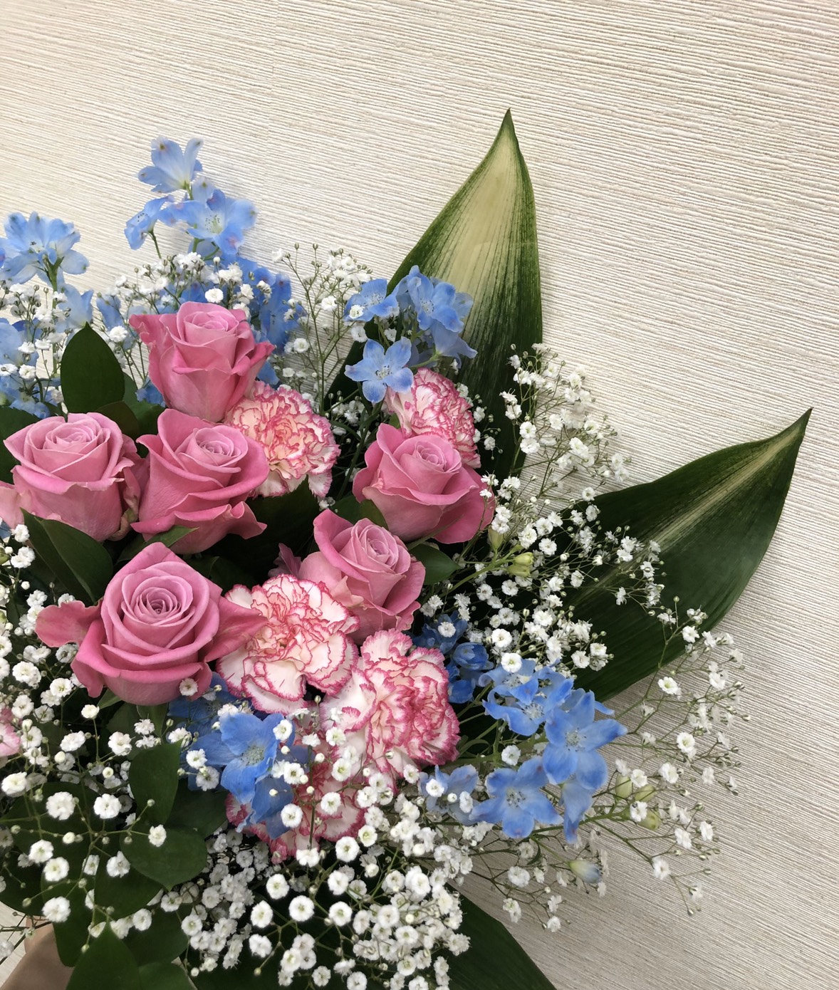 توییتر 花まつ 5月は 母の月 در توییتر 母の日 ご注文品花束 少し紫がかったピンクのバラと カーネーションをメインに 水色のデルフィニウムと かすみ草 女性にとってピンクは若さを与えてくれる色 バラのピンクが普通のピンクだと 水色のデルフィとの