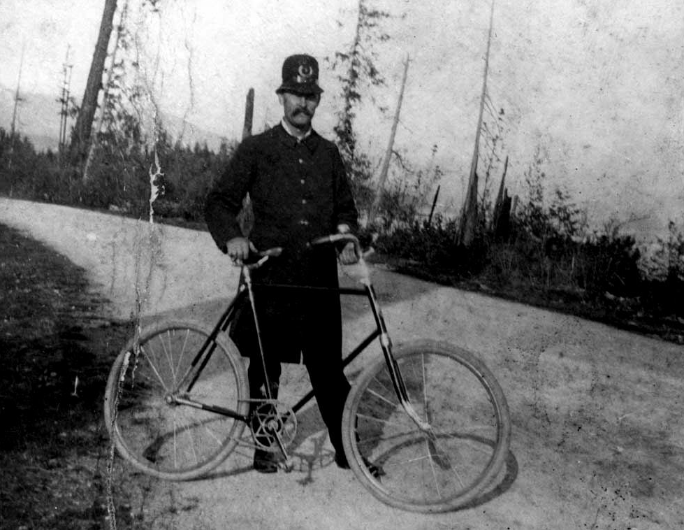AdamPalmerRCMP's tweet photo. #TBT - 1899 - #VPD Cst Charles Park patrolling #StanleyPark on his bicycle @VancouverPD #SimplerTimes https://t.co/nQIQSDmYIN