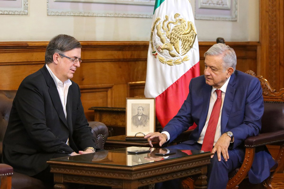 realcamacho2's tweet photo. Imaginen el tamaño del robo en sexenios anteriores que se está construyendo una refinería, un tren, un aeropuerto, siguen los programas sociales, se enfrenta una pendemia y todo esto. ¡Sin pedir un peso prestado!Tenemos un gran PRESIDENTE rodeado por un gran equipo de trabajo.🇲🇽 https://t.co/BmNq4KL2Kq