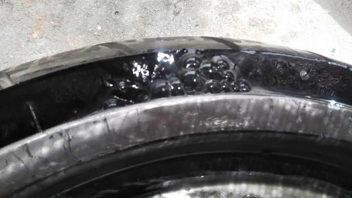 osayan033's tweet photo. 昨夜エアーを入れて一夜過ぎたら、エアー抜けてた。洗剤液で確認したら、エアー漏れ箇所発見、やはりビート外側ゴム切除が原因だけど、切除しないとビート入らないし　#手組み
#custom　#カスタム　#自転車
#schwinn #stingray　#schwinnstingray 　#極太タイヤ　#widetire #bicycle　#Bike https://t.co/T4TdtZgn2j