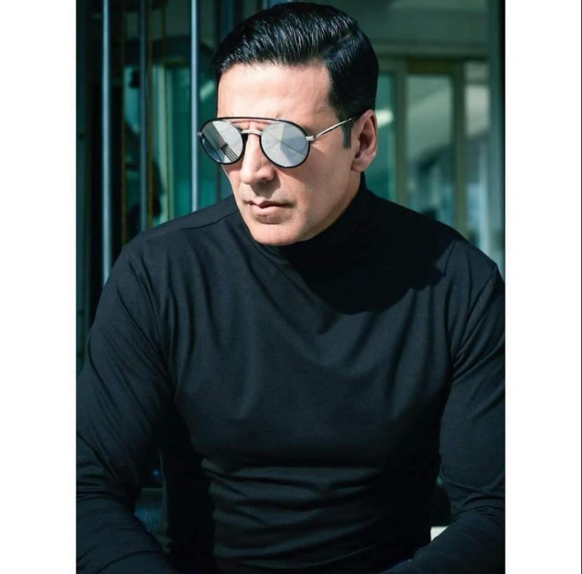 .@AkshayKumar donates 1000 wrist bands to Mumbai Police to help detect COVID-19 symptoms

He is the brand ambassador of a leading health brand which announced a major breakthrough in early COVID detection through its wrist band with sensors to detect COVID-19 symptoms.