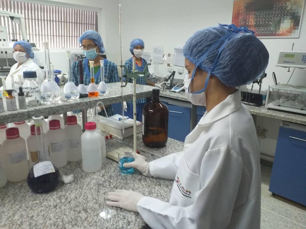 Felicito al personal científico de la salud de nuestro país, quienes trabajan con buena fe y amor para proteger la salud del pueblo. Con ellos avanzamos en la producción de Cloroquina Difosfato, fármaco efectivo para el tratamiento contra el Covid-19. ¡Sí Se Puede Venezuela!