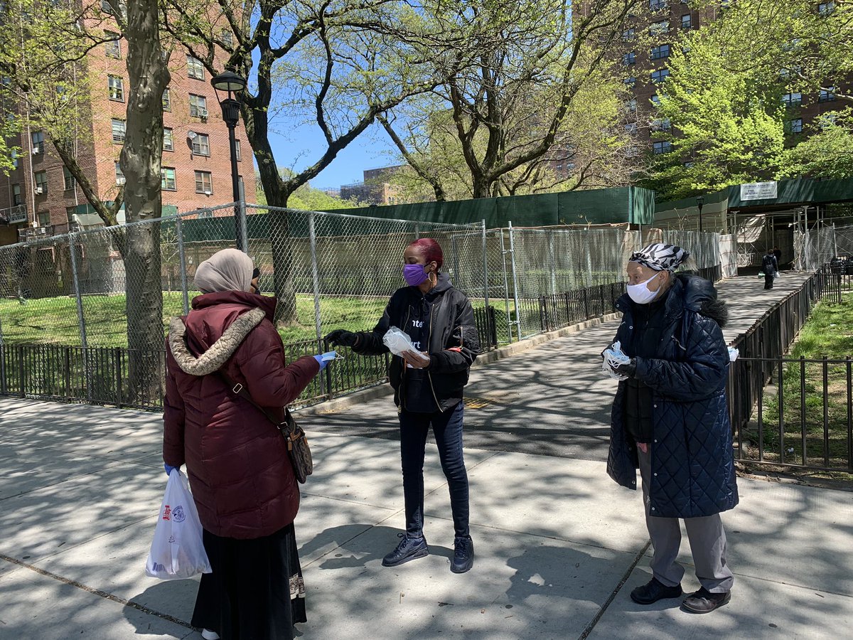 BPGibson2025's tweet photo. Face masks distribution with our tenant leaders at #ButlerHouses for residents and families. Thanks to PSA7 for the face masks and SOS and Guns Down Life Up for their help. We are grateful! #BronxStrong https://t.co/kyx3hHxqRX