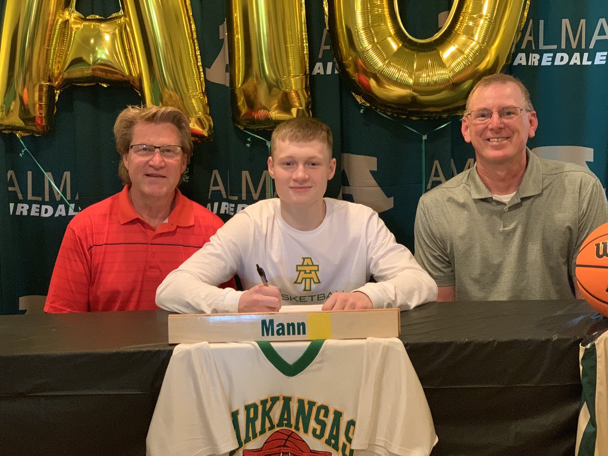Alma_AthTrainer's tweet photo. Congratulations @cmann131 for signing his NIL to @ArkansasTech  @Alma_boysbball @ginamann16 @Coach_Mann13 @Lydia_lulu_13 I can’t wait to watch him on next level #ProudAT #lovethiskid https://t.co/FKYKzq7VwN