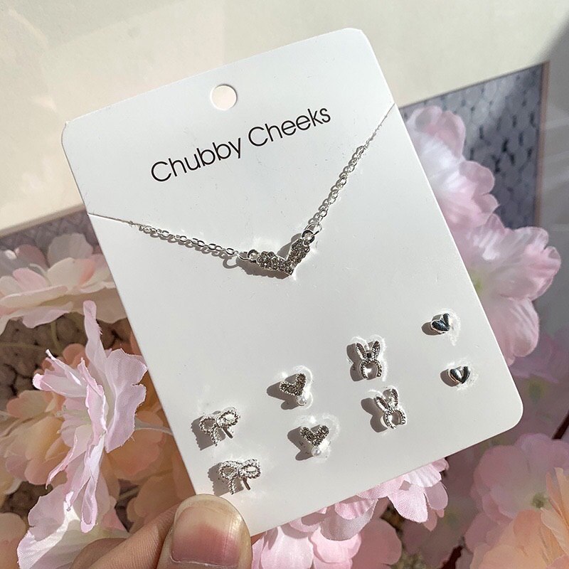 atouchbynina's tweet photo. I nak buat giveaway raya, bagi set necklace and earrings ni sebagai hadiah. Tapi kalau i buat giveaway mesti tak dapat sambutan 😭😭😭😭 https://t.co/0PGpnOGu9N
