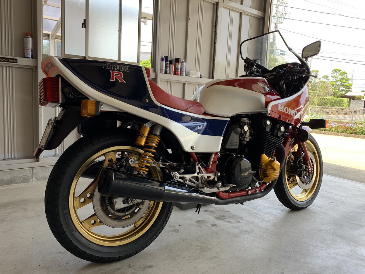 CB750four_1970's tweet photo. 良い天気ですけどフル洗車✨
#CB1100R
#RD
#SC08
#CB750F
#FC
#RC04 https://t.co/lEgQqnQ9WC