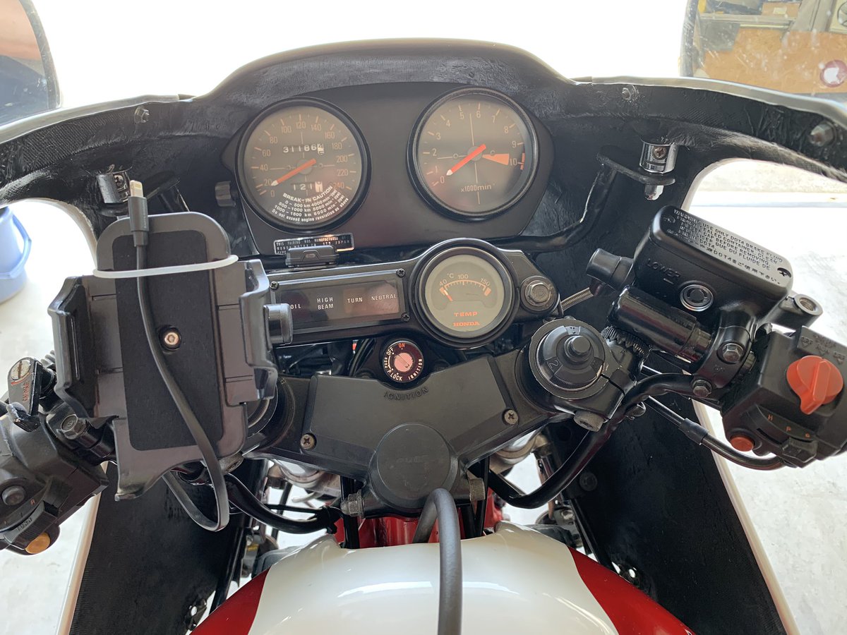 CB750four_1970's tweet photo. 良い天気ですけどフル洗車✨
#CB1100R
#RD
#SC08
#CB750F
#FC
#RC04 https://t.co/lEgQqnQ9WC
