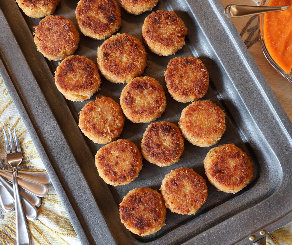 MishimaReserve's tweet photo. A luxurious delicacy, Alaskan King Crab (as the name implies) is the largest of the crab species found in the Bering Sea. It's what makes our crab cakes so delicious - shop for these appetizer-sized crab cakes here: https://t.co/pZ7fi4H6cV https://t.co/RUREm4IF5f